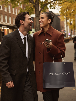 Couple with a Welson Gray shopping bag on an autumn street